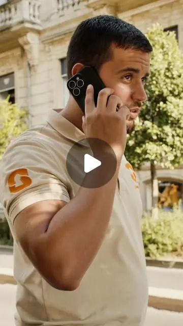 Sami au téléphone avec un client, dans une rue de Montpellier
