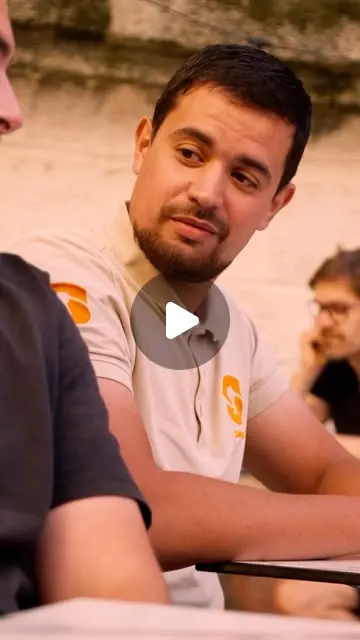 Sami échange avec un client, attablé en terrasse